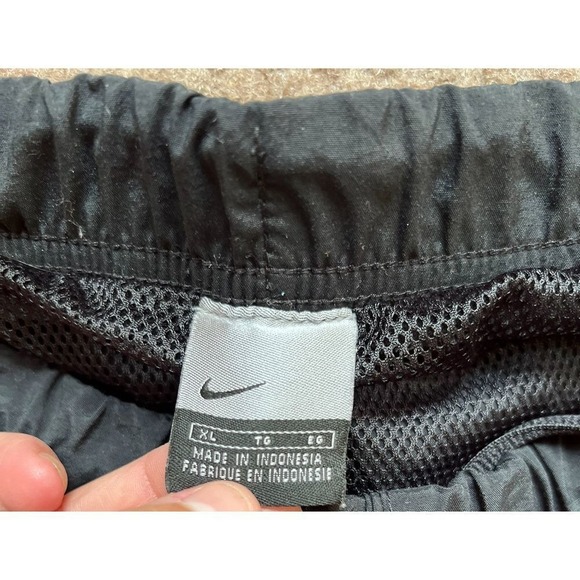 Nike Swim Trunks with Yellow Stripe Detail Lightweight Size XL - Picture 4 of 4